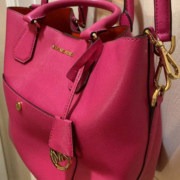 Michael Kors Fuchsia Leather Medium Tote pre-loved. - Picture 4 of 13